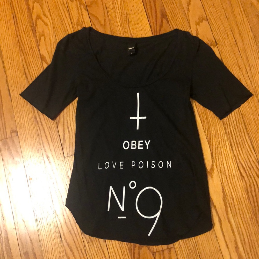 Scoop neck Obey shirt